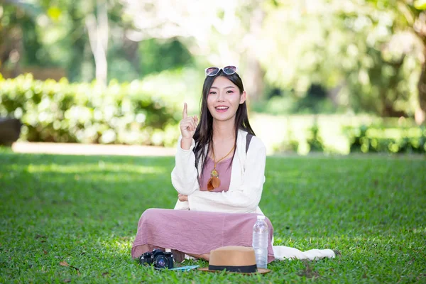 Female Tourists Who Smiling Bright Happy Sitting Grass — Stock fotografie