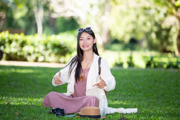 Female Tourists Who Smiling Bright Happy Sitting Grass — Stock Fotó