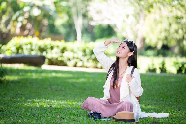 Female Tourists Who Smiling Bright Happy Sitting Grass — Fotografia de Stock