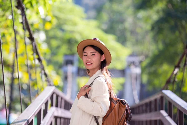 Mulheres Turistas Abriram Braços Seguraram Suas Asas Sorrindo Alegremente — Fotografia de Stock