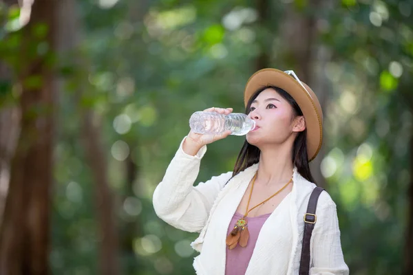 Female Tourists Drinking Water —  Fotos de Stock