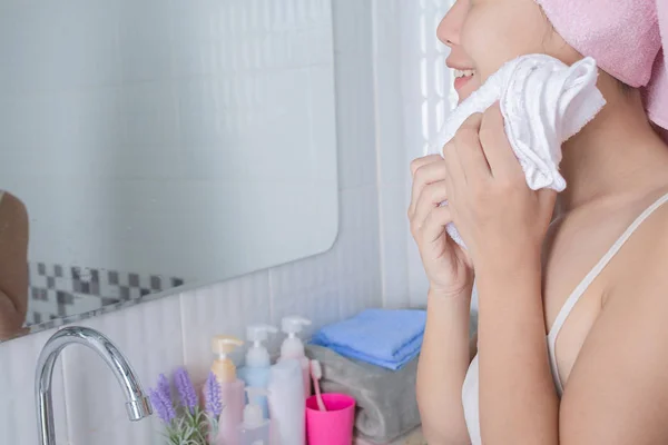 Asian Girl Washes Face — Stock Photo, Image