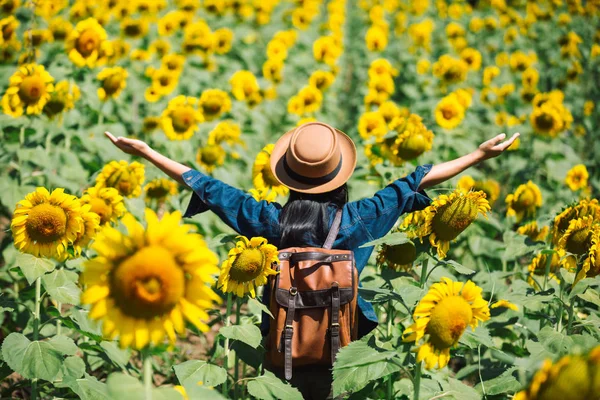 Happy Girl Sunflower Field — 图库照片