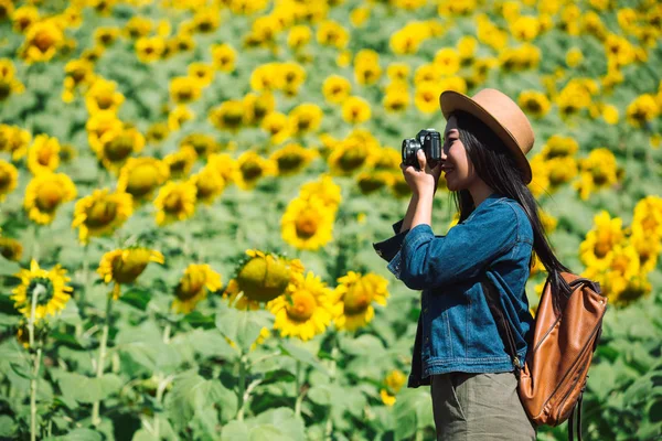 Girl Happy Take Pictures Sunflower Field — 图库照片