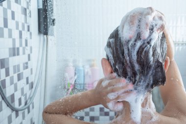 Asyalı kız ayakta duş.