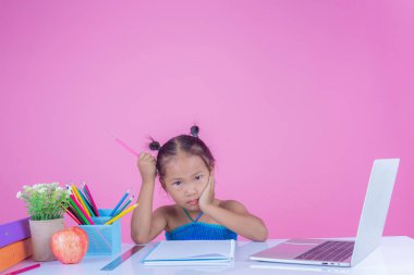 Kızlar, çocuklar pembe arka planda kitap jestleri yazar..