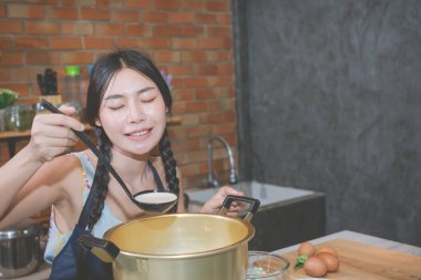 Genç kadınlar mutfakta atıştırmalıklar yapar.