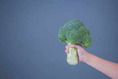 Çocuklar arka planda sebze tutuyorlar..