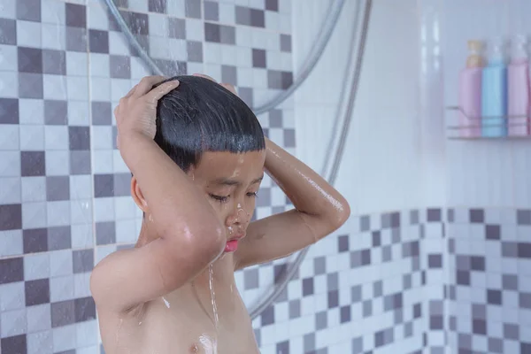 Azji Chłopiec Stojący Prysznic — Zdjęcie stockowe