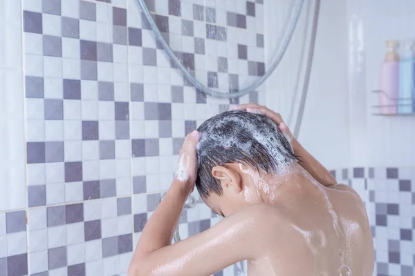 Asiatische Junge Stehend Dusche — Stockfoto