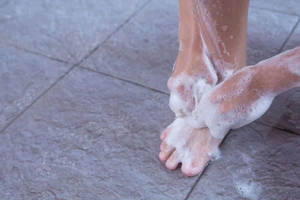 Aziatische Jongen Staande Douche — Stockfoto