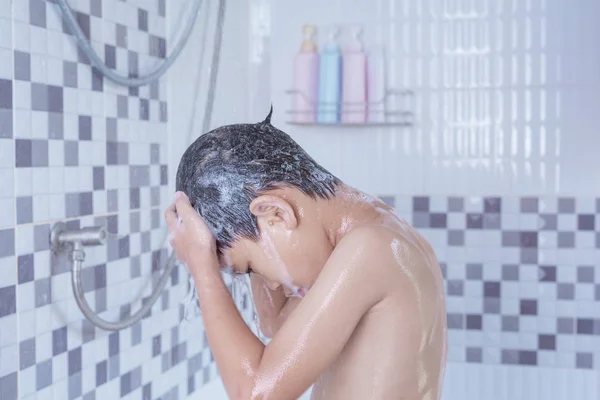 Asiatische Junge Stehend Dusche — Stockfoto