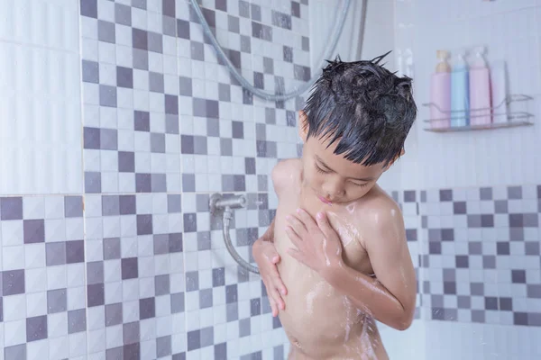 Asijský Chlapec Stojící Sprcha — Stock fotografie