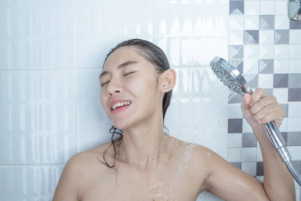 Asian Girl Standing Shower — Stockfoto