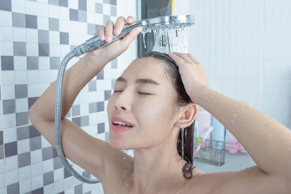 Asiatische Mädchen Stehend Dusche — Stockfoto