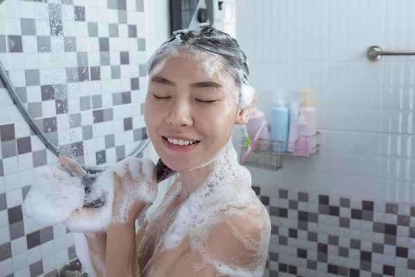 Asiatische Mädchen Stehend Dusche — Stockfoto