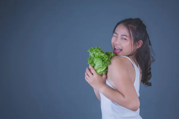 Menina Segura Vegetais Fundo Cinza — Fotografia de Stock