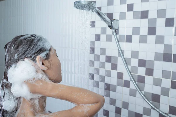 Asian Dziewczyna Stojący Prysznic — Zdjęcie stockowe