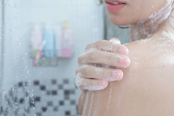 Asiatische Mädchen Stehend Dusche — Stockfoto