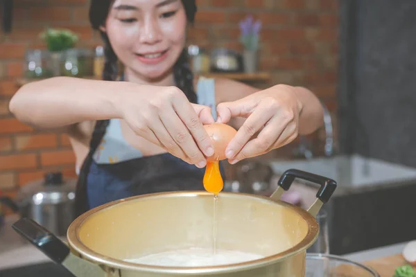 Mladé Ženy Dělají Kuchyni Svačinu — Stock fotografie