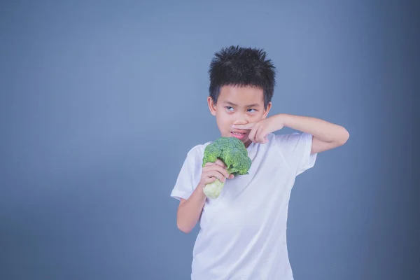 Children Holding Vegetables Gray Background — Stockfoto