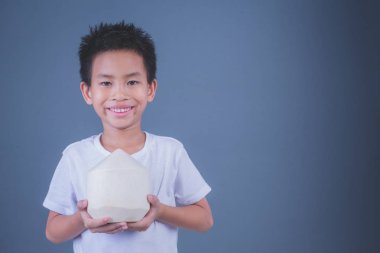 Çocuklar gri arka planda hindistan cevizi suyu yerler..