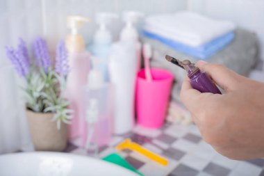 Güzellik kadını makyaj uygulamak. 