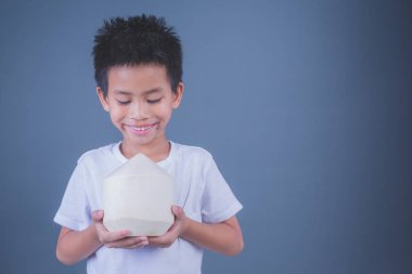 Çocuklar gri arka planda hindistan cevizi suyu yerler..