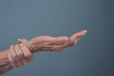 Acılı yaşlı kadınlar.