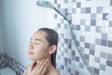 Asyalı kız ayakta duş.