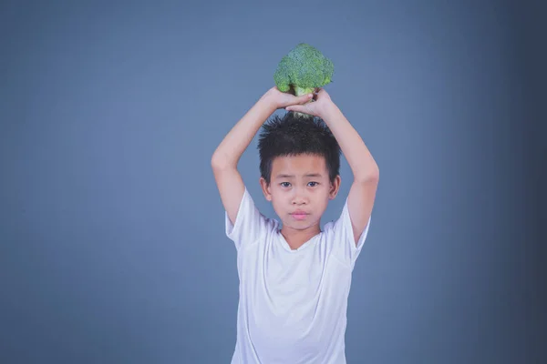 Children Holding Vegetables Gray Background — Stockfoto