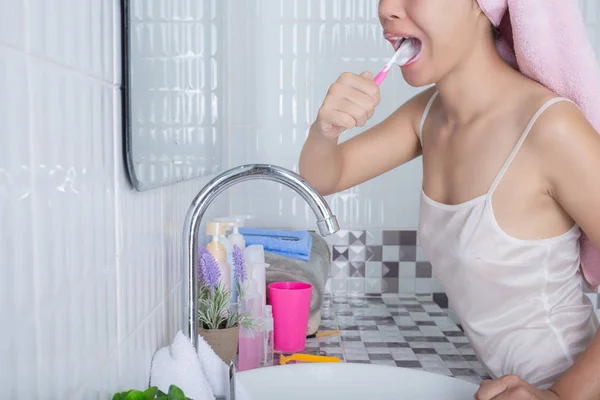 Young Woman Brushing Teeth — Stock Photo, Image