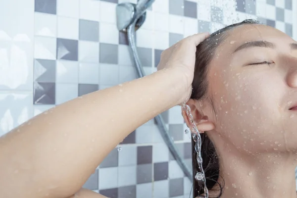 Asiatische Mädchen Stehend Dusche — Stockfoto