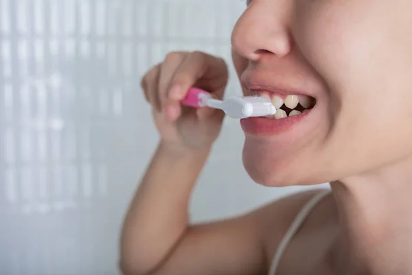 Young Woman Brushing Teeth — Stock Photo, Image