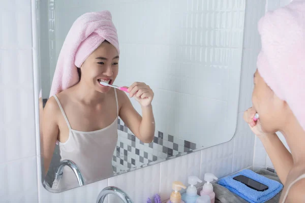 Young Woman Brushing Teeth — Stock Photo, Image