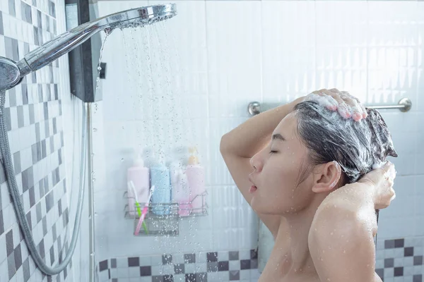 アジアの女の子立ってシャワー — ストック写真