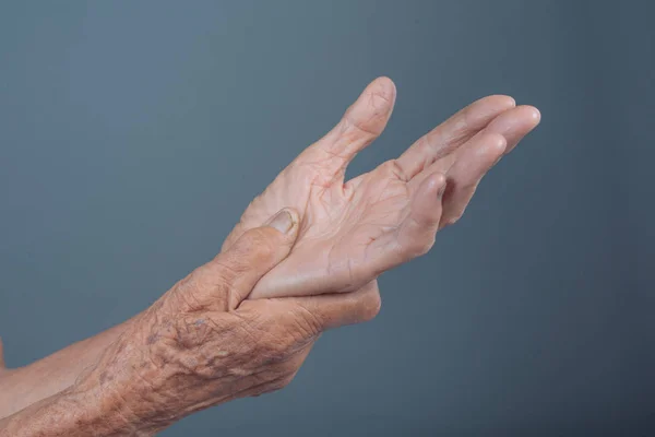 Old Woman Shows Pain Gray Background — Fotografia de Stock