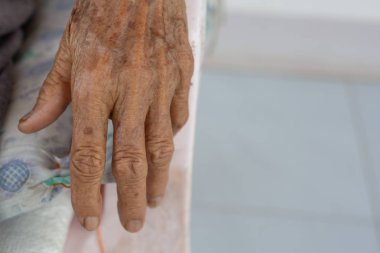 Yaşlı kadının eli..