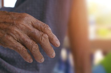 Yaşlı kadının eli..