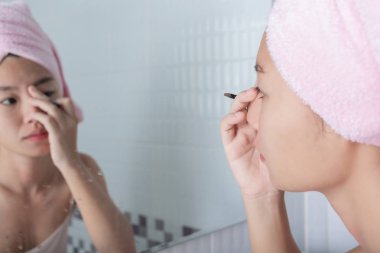 Güzellik kadını makyaj uygulamak. 