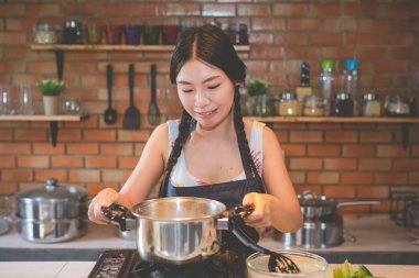 Genç kadınlar mutfakta atıştırmalıklar yapar.