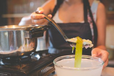 Genç kadınlar mutfakta atıştırmalıklar yapar.