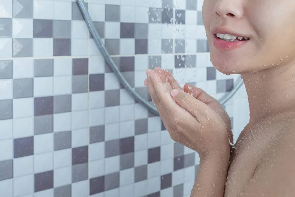 Asijská Dívka Sprchou — Stock fotografie