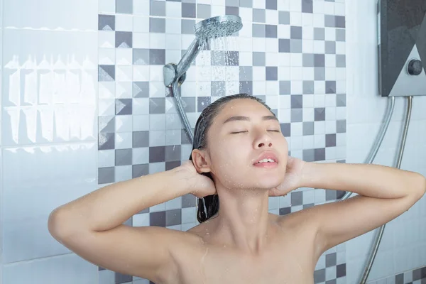 Asian Girl Standing Shower — Stockfoto