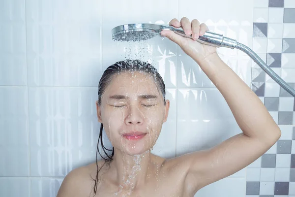 Asiatische Mädchen Stehend Dusche — Stockfoto