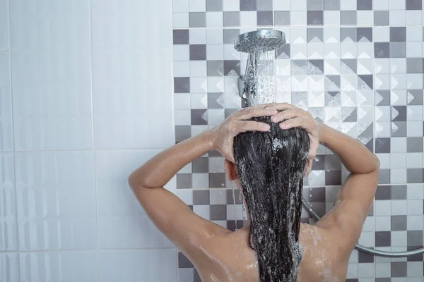 Asiatische Mädchen Stehend Dusche — Stockfoto