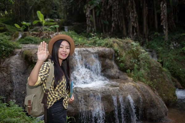 Las Turistas Femeninas Son Felices Refrescan Cascada — Foto de Stock