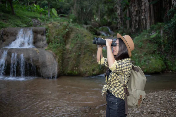 Mujer Sube Los Prismáticos Para Viajar Tiene Una Sonrisa Feliz — Foto de Stock