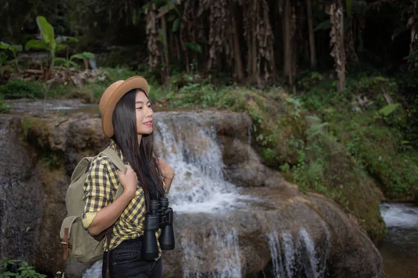 Kobieta Turyści Cieszą Się Lasem — Zdjęcie stockowe