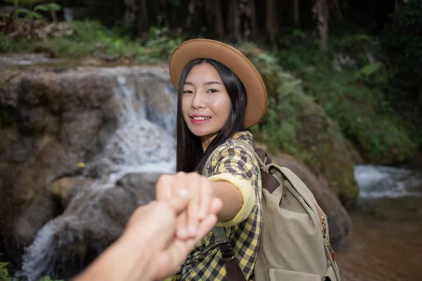 Jóvenes Viajeros Están Tomados Mano Caminando Felices Cascada — Foto de Stock